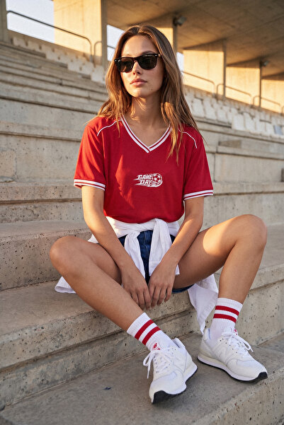 Trendyol Collection Red Slogan Printed Jersey Oversize/Wide Cut V-Neck Knitte...