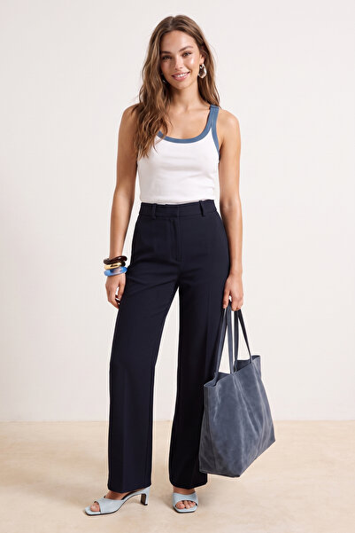 Trendyol Kollektion Marineblaue Hose mit weitem Bein und plissiertem Webstoff...