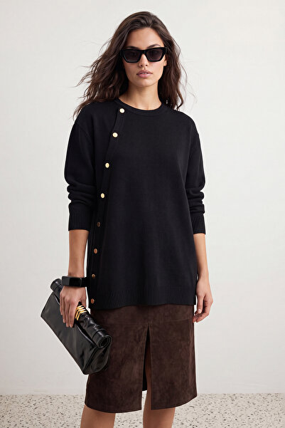 Trendyol Modest Pulover negru asimetric cu nasturi, detaliat, din tricotaj TC...