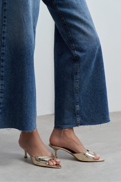 NİŞANTAŞI SHOES Promise Златисти мотиви с остър нос дамски сандали с тънки то...