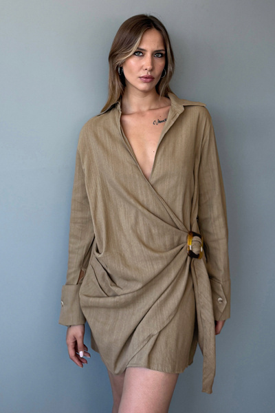 Trendyol Kollektion Braunes, zweireihiges, kurzes/Mini-Webkleid mit Accessoir...