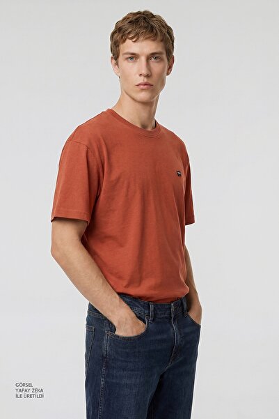 WRANGLER تي شيرت رجالي ذو تصميم مريح وشعار صغير
