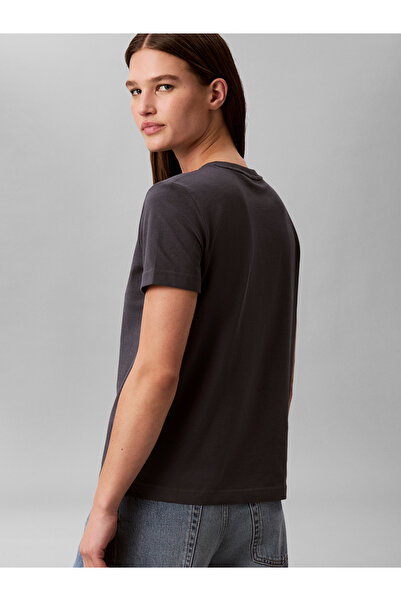 Calvin Klein Kadın Normal Kesim Pamuklu Yuvarlak Yakalı Kısa Kollu Koyu Gri T-Shirt