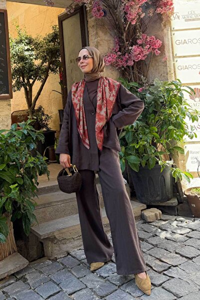 LOCCO بدلة كوبرا نسائية بتفاصيل زر واحد وجيوب كبيرة الحجم باللون البني