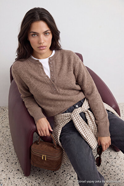 Trendyol Collection سترة تريكو ناعمة الملمس بتفاصيل ياقة من فرو المنك TWOAW26...