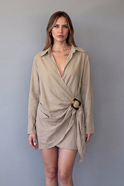 Trendyol Collection فستان منسوج قصير / قصير مزدوج الصدر مع تفاصيل إكسسوارات ب...
