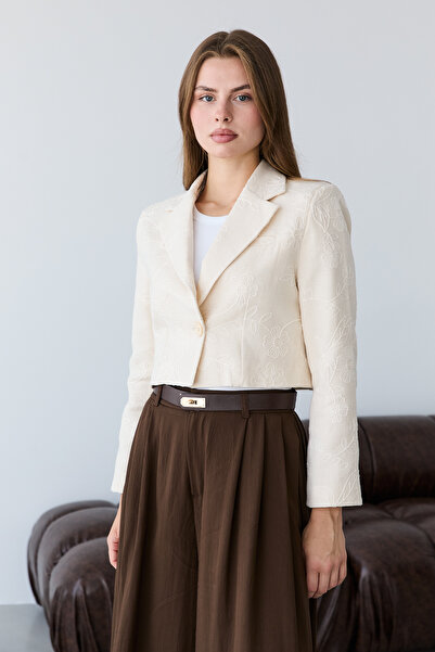 Trendyol Collection سترة قصيرة مطرزة بالأحجار TWOAW27BC00017