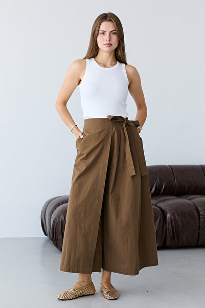Trendyol Collection بنطلون كاكي بتفاصيل إغلاق مفصلة TWOAW27PL00058