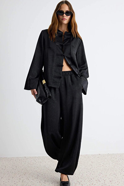 Trendyol Kollektion Schwarzes strukturiertes Satin-Hemd mit Verschlussdetail ...