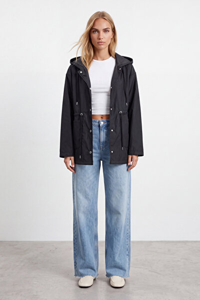 Trend Alaçatı Stili Siyah Kapüşonlu Cep Detaylı Astarlı Büzgü İpli Yağmurluk VS01066
