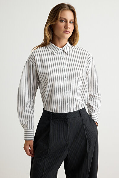 Trendyol Collection قميص مخطط باللونين الأسود والأبيض TWOAW26GO00107