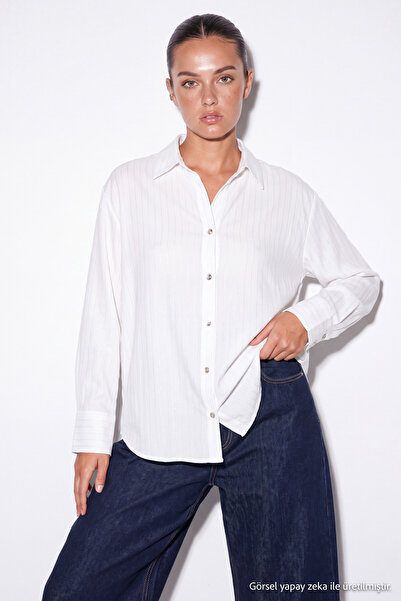 Drop by TrendyolMilla قميص أبيض مريح بخطوط رفيعة لامعة TDRSS26GO00093
