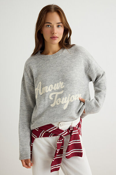 Trendyol Collection سترة تريكو رمادية ناعمة الملمس مع شعار TWOAW27KZ00264