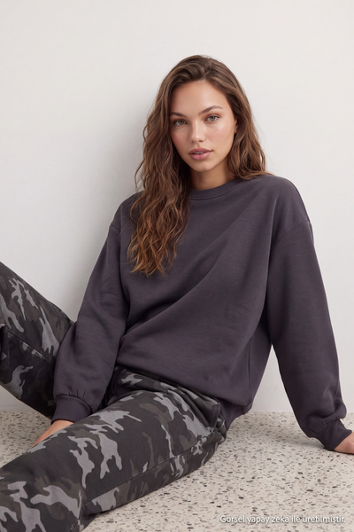 Trendyol Collection سويت شيرت محبوك أنثراسايت كبير الحجم/مريح برقبة دائرية سم...