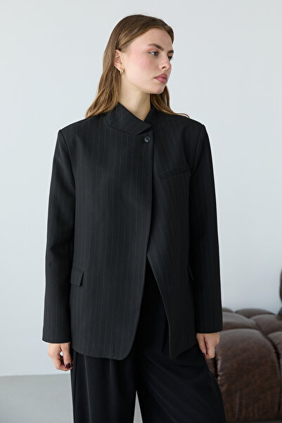 Trendyol Collection سترة بليزر سوداء مخططة بياقة عالية TWOSS26BC00050