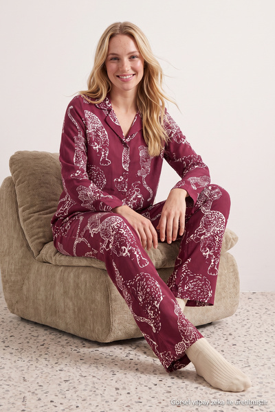 TRENDYOLMİLLA Bordo Kaplan Desenli Viskon Dokuma Pijama Takımı THMAW24PT00092