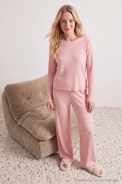 TRENDYOLMİLLA Pudra Pamuk Karışımlı Slogan Lastik Detaylı Fitilli Örme Pijama...