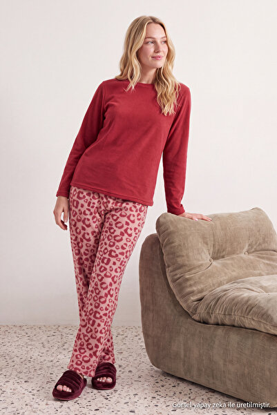 TRENDYOLMİLLA Kırmızı Leopar Desenli Polar Kışlık Örme Pijama Takımı THMAW25P...