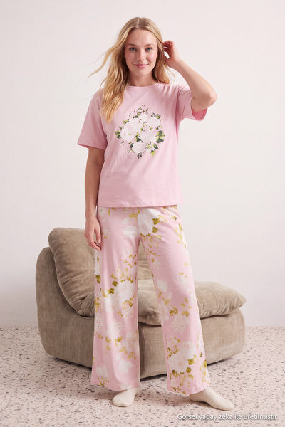 TRENDYOLMİLLA Pembe %100 Pamuklu Çiçekli Örme Pijama Takımı THMSS25PT00061