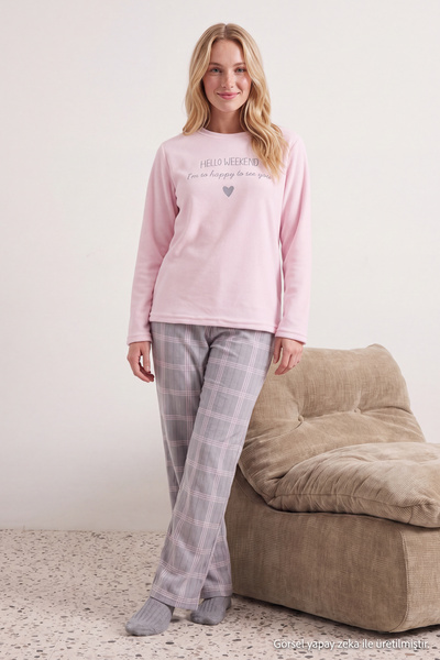 TRENDYOLMİLLA Pudra Ekoseli Slogan ve Kalpli Polar Kışlık Örme Pijama Takımı ...