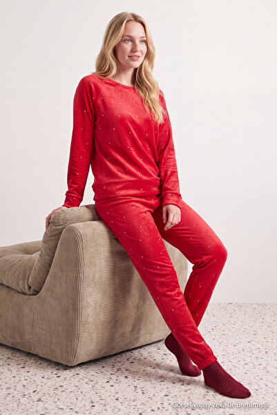 TRENDYOLMİLLA Kırmızı Puantiyeli Polar Kışlık Örme Pijama Takımı THMAW24PT00032
