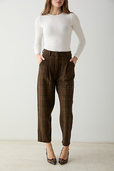 Колекция Trendyol Зимни кашмирени панталони на каре в цвят камел TWOAW27PL00128