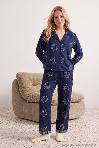 TRENDYOLMİLLA Lacivert Güneş Desenli Viskon Dokuma Pijama Takımı THMAW25PT00034
