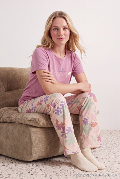 TRENDYOLMİLLA Gül Kurusu %100 Pamuklu Çiçekli Sloganlı Örme Pijama Takımı THM...