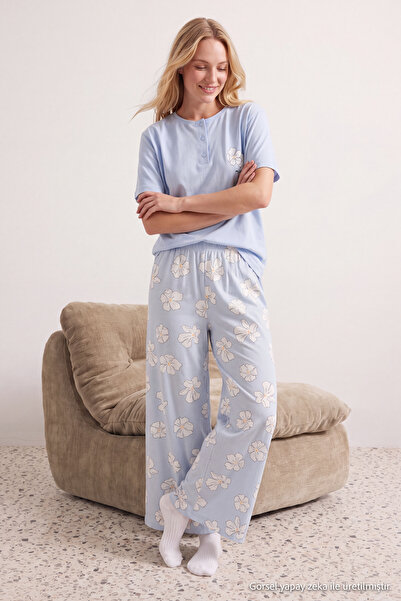 Trendyol Collection طقم بيجاما محبوك من قطن 100%، بنقشة زهور وأزرار، باللون ا...
