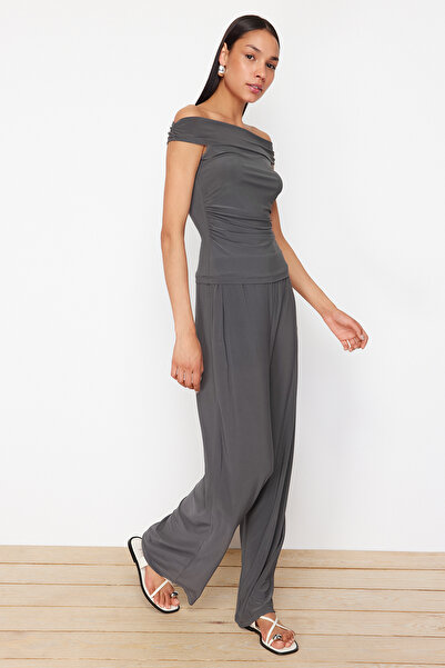 Trendyol Collection طقم بلوزة/بنطلون محبوك مرن بياقة كارمن من أنثراسايت TWOSS...