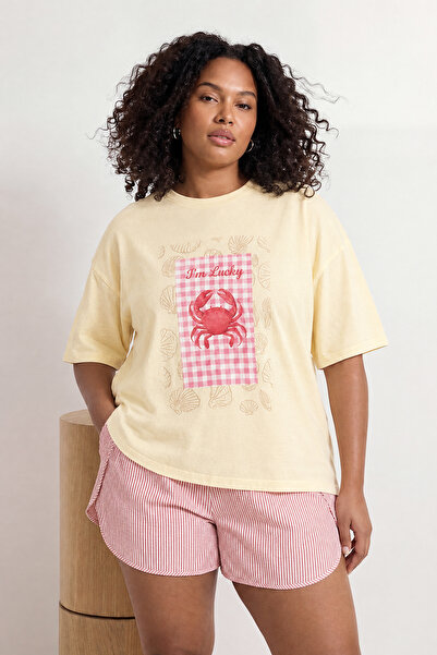 Trendyol Curve Sarı Yengeç Baskılı Oversize Fit Uzun Boy Büyük Beden T-shirt ...