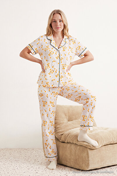TRENDYOLMİLLA Beyaz Çiçekli Biyeli Bürümcük Dokulu Örme Pijama Takımı THMSS26...