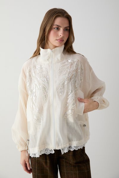 Trendyol Modest سترة بيضاء كبيرة الحجم مطرزة بالأحجار TCTAW27CK00001