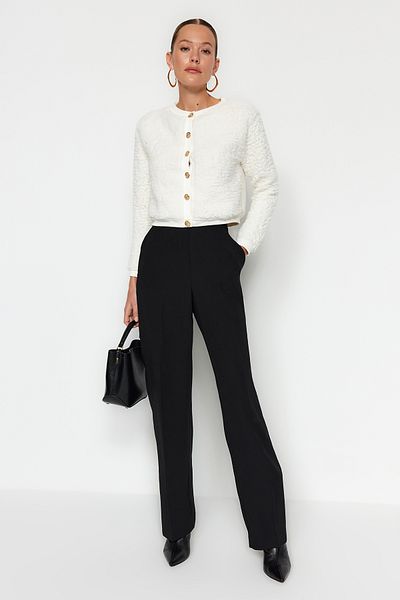 Trendyol Collection Ecru Gold Buttoned Plush Crop pletený cardigan TWOAW24HI00412