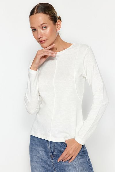 Trendyol Collection Ecru prošívání Detailní Crew Neck Slim Fit Pletené tričko TWOAW24TS00009