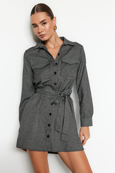 Trendyol Collection Tkané košilové šaty s černým páskem TWOAW24EL00776