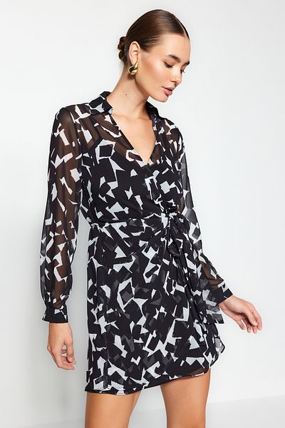 Trendyol Collection Černá dvouřadá kravata Detailní mini mono vzorované tkané šaty TWOAW24EL00488