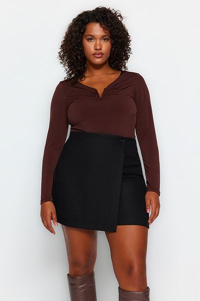 Trendyol Curve Braune Sandy-Strickbluse mit V-Ausschnitt TBBAW24AF00030