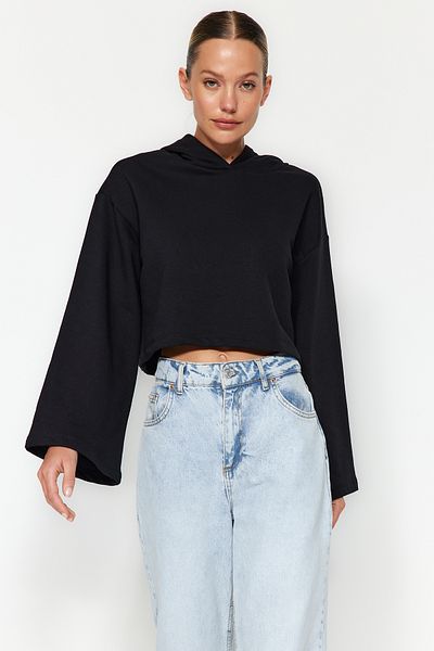 Trendyol Collection Schwarzes, dickes Fleece innen, lockere Passform, kurzes Strick-Sweatshirt mit spanischen Ärmeln und Kapuze, TWOAW24SW00284