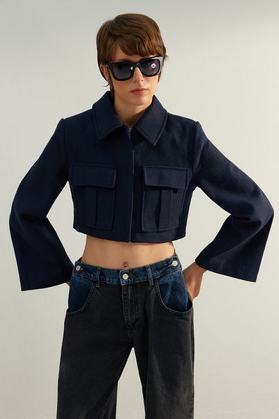 Trendyol Collection Marineblaue, taillierte Crop-Webjacke in limitierter Auflage TWOAW24CE00123