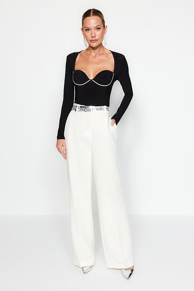 Trendyol Collection Schwarzer Body mit Glitzer und Schmucksteinen TPRAW24BD00024