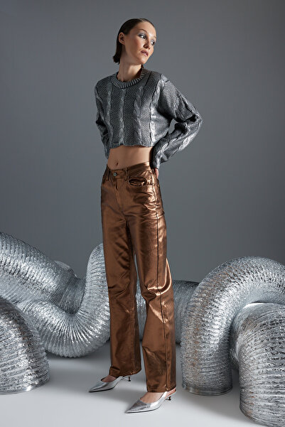 Trendyol Collection Jeans mit hoher Taille und weitem Bein und glänzendem Metallic-Print in Kupfer TWOSS23JE00190