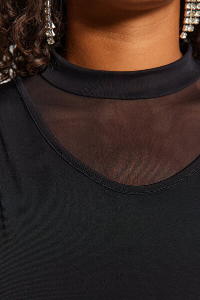 Trendyol Curve Czarna dopasowana sukienka midi z dzianiny TBBAW24AH00083