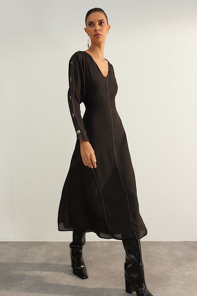 Trendyol Collection Limitovaná edice černých tkaných šatů A-Line s detailem prošívání TWOAW24EL00866