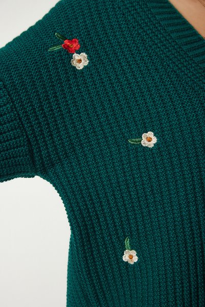 Happiness İstanbul Women's Emerald Green Floral Embroidered Button Knit Cardigan KG00004