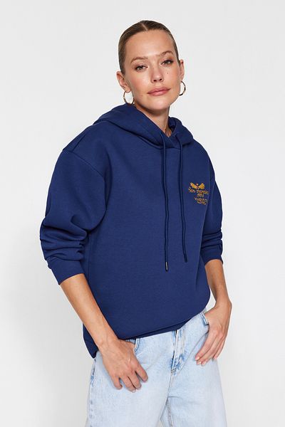Trendyol Collection Sötétkék normál/normál formára hímzett kapucnis vastag polár belül kötött pulóver TWOAW24SW00219
