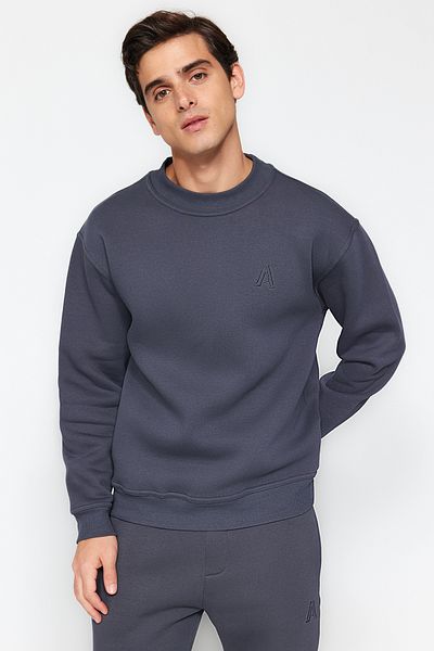 Trendyol Collection Anthrazitfarbenes Oversize-/Weitschnitt-Sweatshirt mit halbem Rollkragen und Buchstabenstickerei mit Fleece-Innenseite TMNAW24SW00046