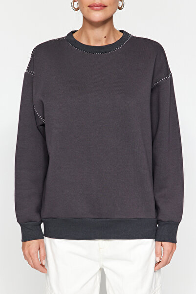 Trendyol Collection Antracitové háčkování Detailní Crew Neck Regular Fit Silný fleece uvnitř Pletená mikina TWOAW24SW00235