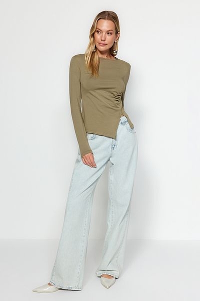 Trendyol Collection Khakifarbene Strickbluse mit gerafftem Rundhalsausschnitt aus Baumwolle mit einem Schlitz und detailliertem Schnitt TWOAW24BZ00388
