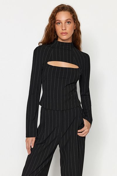 Trendyol Collection X Sagaza Studio Czarna bluzka z okienkiem/wycięciem w szczegółowe paski z polivisconu TCLAW24BZ00003